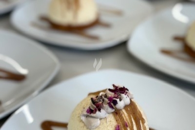Gâteau à plusieurs étages décoré de fraises, myrtilles et roses rouges, avec des pailles en décoration.