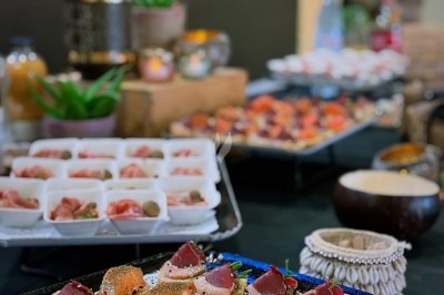 Gâteau à plusieurs étages décoré de fraises, myrtilles et roses rouges, avec des pailles en décoration.
