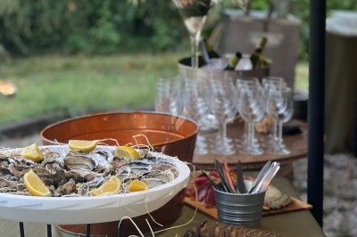 Gâteau à plusieurs étages décoré de fraises, myrtilles et roses rouges, avec des pailles en décoration.