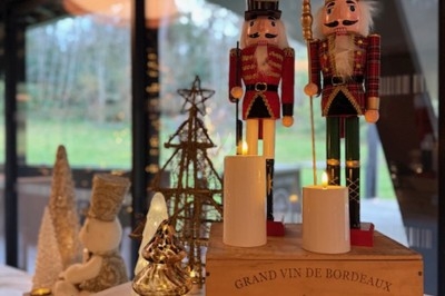 Gâteau à plusieurs étages décoré de fraises, myrtilles et roses rouges, avec des pailles en décoration.