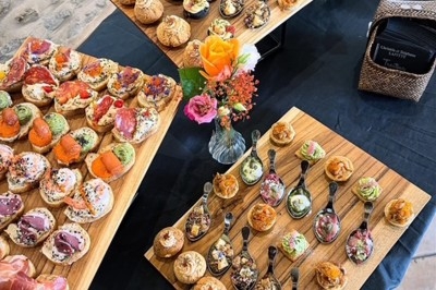 Gâteau à plusieurs étages décoré de fraises, myrtilles et roses rouges, avec des pailles en décoration.
