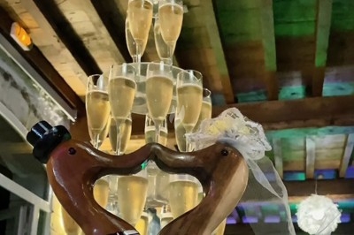 Gâteau à plusieurs étages décoré de fraises, myrtilles et roses rouges, avec des pailles en décoration.