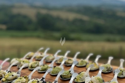 Miniature Traiteur Ondres (Landes) - Stephane Lafitte Traiteur #31 Des invités remplissent une pyramide de coupes de champagne lors d'une réception en soirée, entourés de desserts.