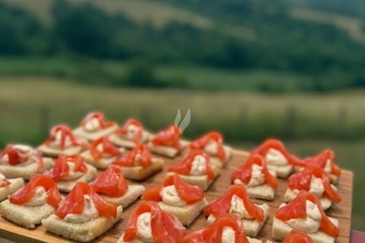 Miniature Traiteur Ondres (Landes) - Stephane Lafitte Traiteur #32 Des invités remplissent une pyramide de coupes de champagne lors d'une réception en soirée, entourés de desserts.