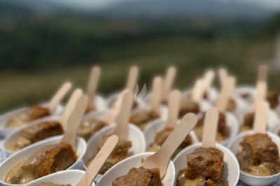 Miniature Traiteur Ondres (Landes) - Stephane Lafitte Traiteur #33 Des invités remplissent une pyramide de coupes de champagne lors d'une réception en soirée, entourés de desserts.