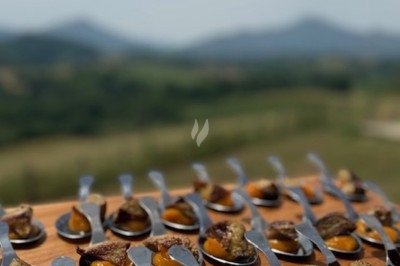 Miniature Traiteur Ondres (Landes) - Stephane Lafitte Traiteur #34 Des invités remplissent une pyramide de coupes de champagne lors d'une réception en soirée, entourés de desserts.