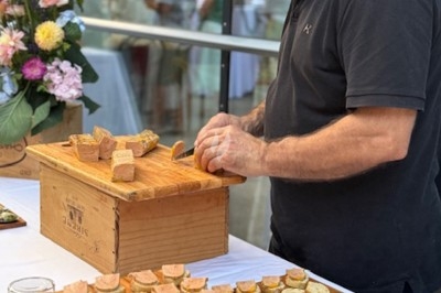 Miniature Traiteur Ondres (Landes) - Stephane Lafitte Traiteur #36 Des invités remplissent une pyramide de coupes de champagne lors d'une réception en soirée, entourés de desserts.