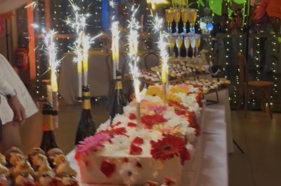 Miniature Traiteur Ondres (Landes) - Stephane Lafitte Traiteur #37 Des invités remplissent une pyramide de coupes de champagne lors d'une réception en soirée, entourés de desserts.