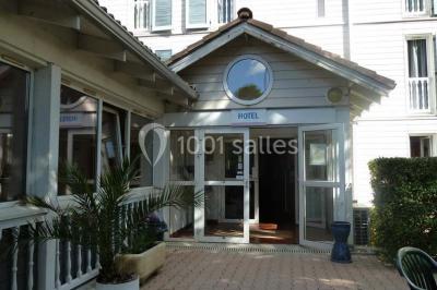 Comptoir de bar moderne en bois avec décorations murales de photos en noir et blanc dans un intérieur lumineux.