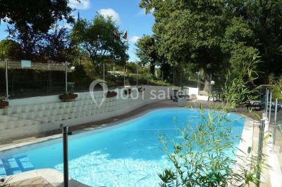 Comptoir de bar moderne en bois avec décorations murales de photos en noir et blanc dans un intérieur lumineux.