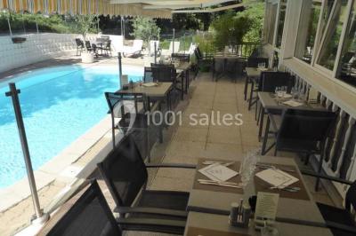 Comptoir de bar moderne en bois avec décorations murales de photos en noir et blanc dans un intérieur lumineux.