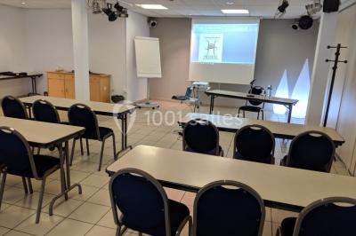 Comptoir de bar moderne en bois avec décorations murales de photos en noir et blanc dans un intérieur lumineux.