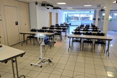 Comptoir de bar moderne en bois avec décorations murales de photos en noir et blanc dans un intérieur lumineux.