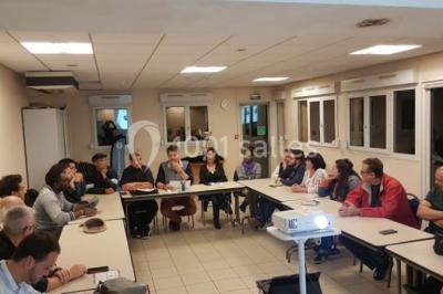 Comptoir de bar moderne en bois avec décorations murales de photos en noir et blanc dans un intérieur lumineux.