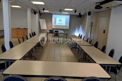 Comptoir de bar moderne en bois avec décorations murales de photos en noir et blanc dans un intérieur lumineux.