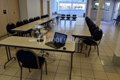 Comptoir de bar moderne en bois avec décorations murales de photos en noir et blanc dans un intérieur lumineux.