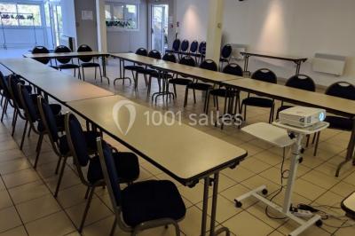 Comptoir de bar moderne en bois avec décorations murales de photos en noir et blanc dans un intérieur lumineux.