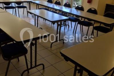 Comptoir de bar moderne en bois avec décorations murales de photos en noir et blanc dans un intérieur lumineux.