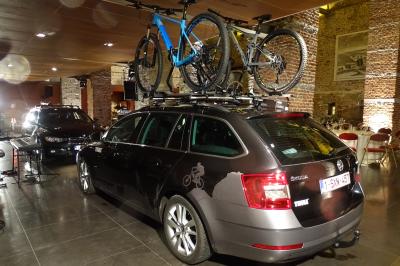 Vue d'un marché couvert avec des stands de produits locaux, des visiteurs et une architecture en pierre et bois.