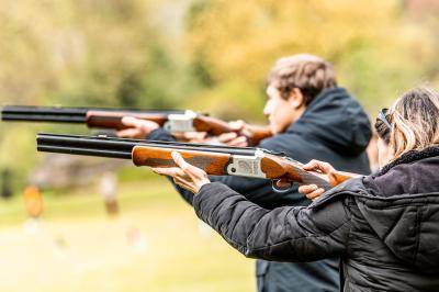 Vue d'un marché couvert avec des stands de produits locaux, des visiteurs et une architecture en pierre et bois.