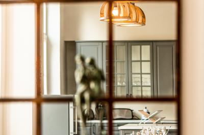 Vue d'un marché couvert avec des stands de produits locaux, des visiteurs et une architecture en pierre et bois.