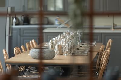 Vue d'un marché couvert avec des stands de produits locaux, des visiteurs et une architecture en pierre et bois.