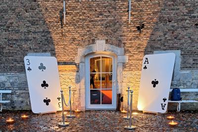 Vue d'un marché couvert avec des stands de produits locaux, des visiteurs et une architecture en pierre et bois.