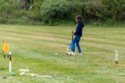 Vue d'un marché couvert avec des stands de produits locaux, des visiteurs et une architecture en pierre et bois.