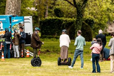 Vue d'un marché couvert avec des stands de produits locaux, des visiteurs et une architecture en pierre et bois.