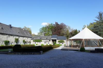 Vue d'un marché couvert avec des stands de produits locaux, des visiteurs et une architecture en pierre et bois.
