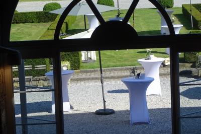 Vue d'un marché couvert avec des stands de produits locaux, des visiteurs et une architecture en pierre et bois.