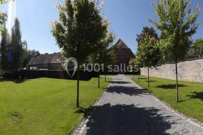 Vue d'un marché couvert avec des stands de produits locaux, des visiteurs et une architecture en pierre et bois.