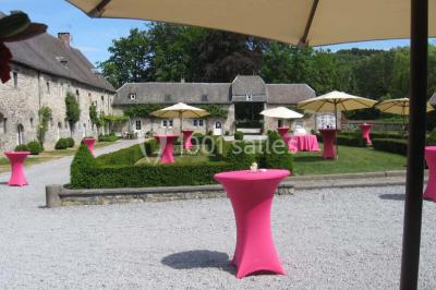 Vue d'un marché couvert avec des stands de produits locaux, des visiteurs et une architecture en pierre et bois.