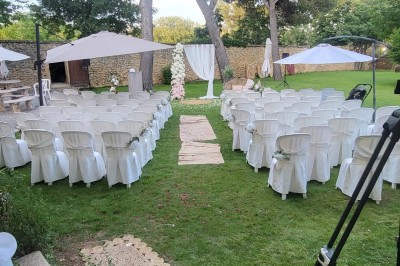 Miniature Location salle Lançon-Provence (Bouches-du-Rhône) - Château de Sénéguier #12 Abri en pierre et bois abritant un ancien lavoir avec deux bassins, entouré de végétation.