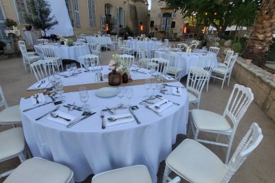 Miniature Location salle Lançon-Provence (Bouches-du-Rhône) - Château de Sénéguier #14 Abri en pierre et bois abritant un ancien lavoir avec deux bassins, entouré de végétation.