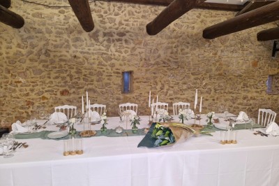 Miniature Location salle Lançon-Provence (Bouches-du-Rhône) - Château de Sénéguier #3 Abri en pierre et bois abritant un ancien lavoir avec deux bassins, entouré de végétation.