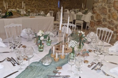 Miniature Location salle Lançon-Provence (Bouches-du-Rhône) - Château de Sénéguier #4 Abri en pierre et bois abritant un ancien lavoir avec deux bassins, entouré de végétation.