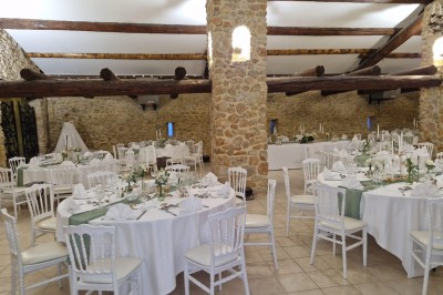 Miniature Location salle Lançon-Provence (Bouches-du-Rhône) - Château de Sénéguier #2 Abri en pierre et bois abritant un ancien lavoir avec deux bassins, entouré de végétation.