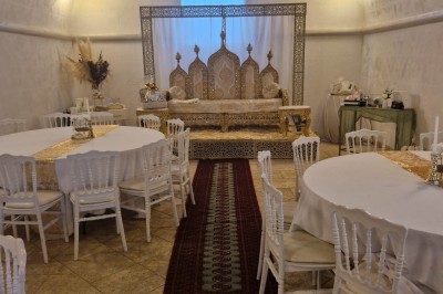 Miniature Location salle Lançon-Provence (Bouches-du-Rhône) - Château de Sénéguier #16 Abri en pierre et bois abritant un ancien lavoir avec deux bassins, entouré de végétation.