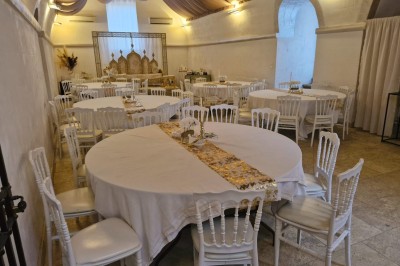 Miniature Location salle Lançon-Provence (Bouches-du-Rhône) - Château de Sénéguier #17 Abri en pierre et bois abritant un ancien lavoir avec deux bassins, entouré de végétation.
