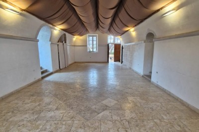 Miniature Location salle Lançon-Provence (Bouches-du-Rhône) - Château de Sénéguier #18 Abri en pierre et bois abritant un ancien lavoir avec deux bassins, entouré de végétation.