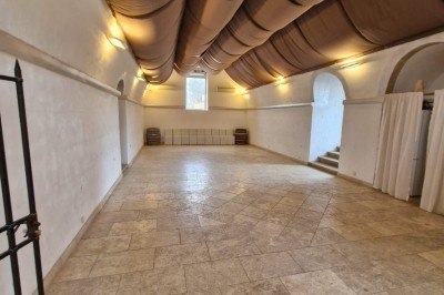 Miniature Location salle Lançon-Provence (Bouches-du-Rhône) - Château de Sénéguier #19 Abri en pierre et bois abritant un ancien lavoir avec deux bassins, entouré de végétation.