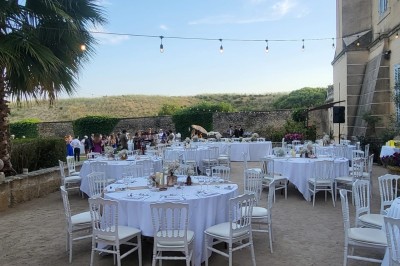 Miniature Location salle Lançon-Provence (Bouches-du-Rhône) - Château de Sénéguier #5 Abri en pierre et bois abritant un ancien lavoir avec deux bassins, entouré de végétation.