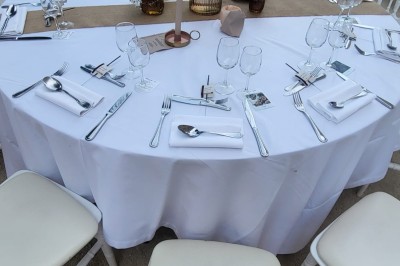 Miniature Location salle Lançon-Provence (Bouches-du-Rhône) - Château de Sénéguier #22 Abri en pierre et bois abritant un ancien lavoir avec deux bassins, entouré de végétation.