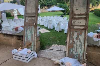 Miniature Location salle Lançon-Provence (Bouches-du-Rhône) - Château de Sénéguier #23 Abri en pierre et bois abritant un ancien lavoir avec deux bassins, entouré de végétation.