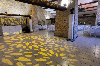 Miniature Location salle Lançon-Provence (Bouches-du-Rhône) - Château de Sénéguier #24 Abri en pierre et bois abritant un ancien lavoir avec deux bassins, entouré de végétation.