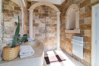 Miniature Location salle Lançon-Provence (Bouches-du-Rhône) - Château de Sénéguier #26 Abri en pierre et bois abritant un ancien lavoir avec deux bassins, entouré de végétation.