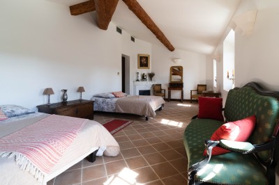 Miniature Location salle Lançon-Provence (Bouches-du-Rhône) - Château de Sénéguier #29 Abri en pierre et bois abritant un ancien lavoir avec deux bassins, entouré de végétation.