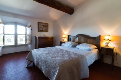 Miniature Location salle Lançon-Provence (Bouches-du-Rhône) - Château de Sénéguier #30 Abri en pierre et bois abritant un ancien lavoir avec deux bassins, entouré de végétation.