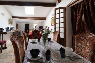 Miniature Location salle Lançon-Provence (Bouches-du-Rhône) - Château de Sénéguier #32 Abri en pierre et bois abritant un ancien lavoir avec deux bassins, entouré de végétation.
